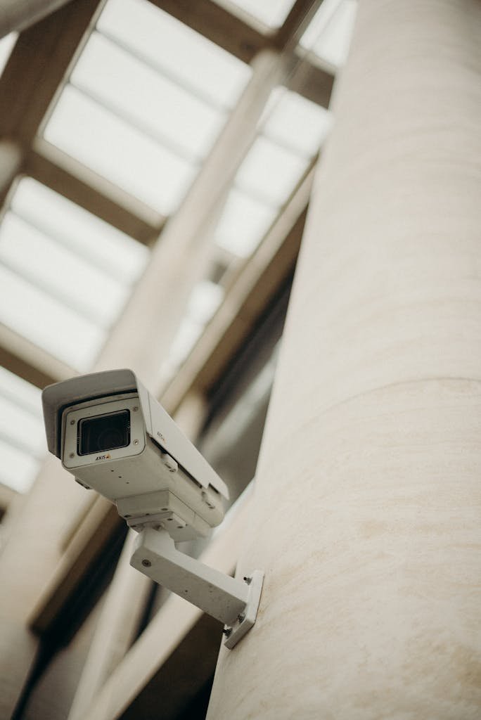 <font dir="auto" style="vertical-align: inherit;"><font dir="auto" style="vertical-align: inherit;">Homepage</font></font> Close-up of a security camera on a building wall, showcasing surveillance technology.